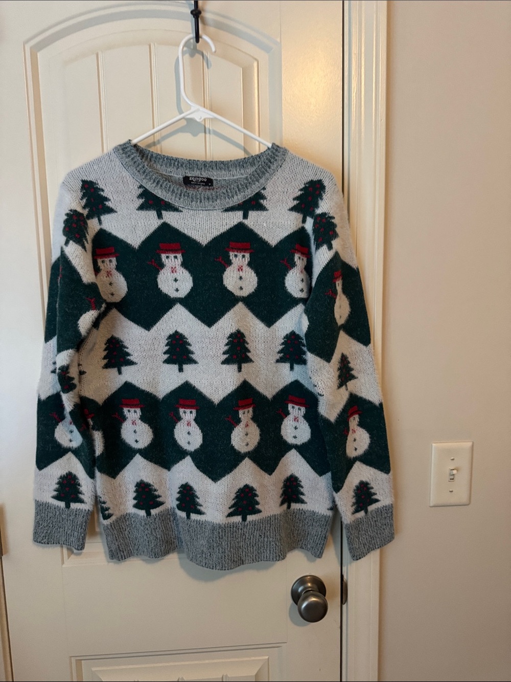 zeagoo Gray & Green Snowman Crewneck Sweater